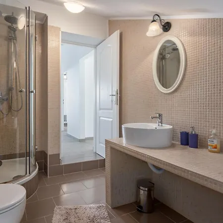 Anna With Private Pool And Garden - Happy Holiday home