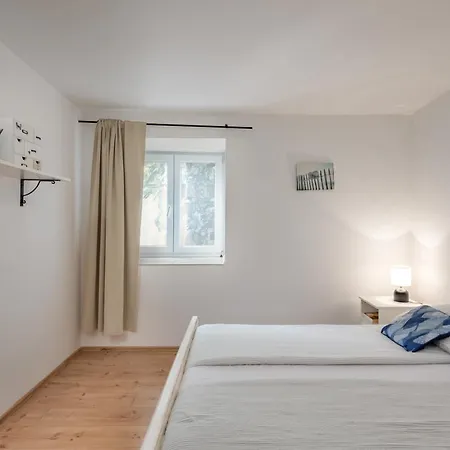 Anna With Private Pool And Garden - Happy