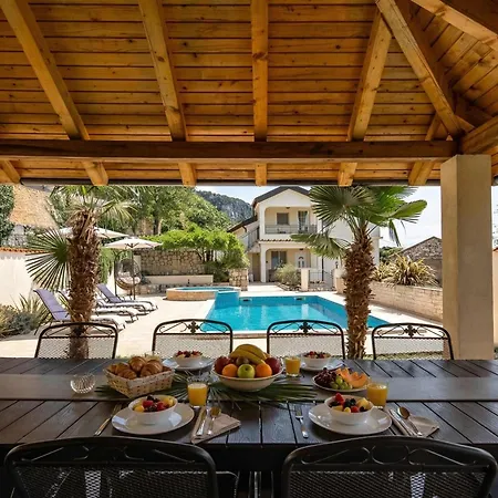 Anna With Private Pool And Garden - Happy
