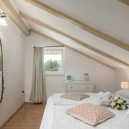 Casa vacanze Anna With Private Pool And Garden - Happy